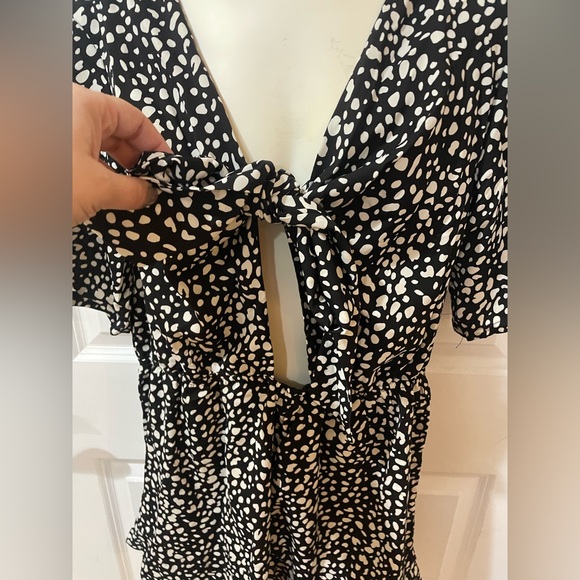 Front tie keyhole romper - Picture 2 of 5